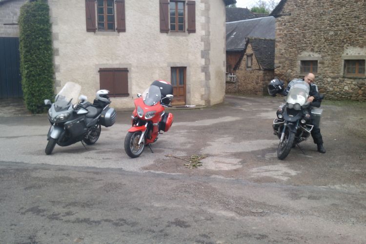 Une Norge accompagnée de 2 motos :-)
