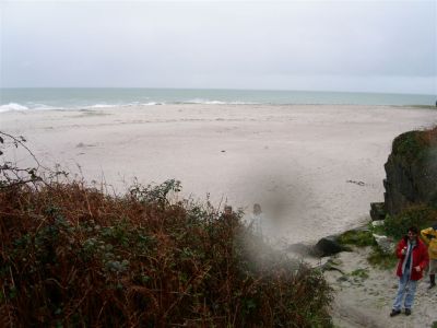 Ile de Groix - plage convexe
Une des rares plage convexe existant en Bretagne (si pas l'unique). Au centre, une goutte d'eau sur l'objectif: la Bretagne est une zone relativement humide :-)
