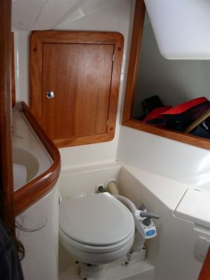 Les toilettes du bateau
Difficiles à utiliser au près. Pour les personnes intéressées, il s'agit d'un WC "à pompe".
