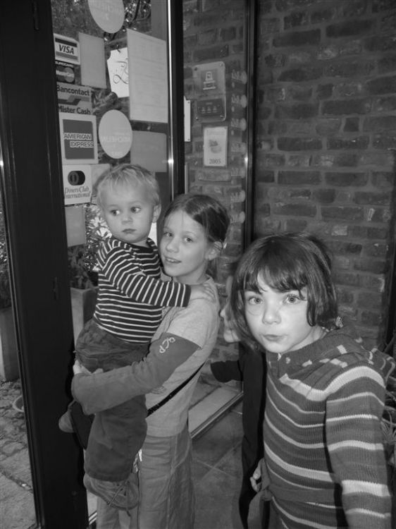 De gauche à droite: Yann (le fils de Michel), Elea et la plus petite des fille de Thierry
