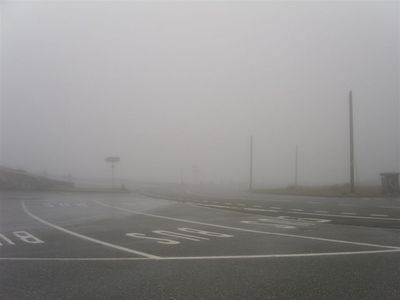 Le Grimselpaß
Enfin, ce que le brouillard en laisse deviner... et même température que l'année précédente (voir [url=http://www.colombi.net/Moto/AT04/at04.html]Alpine Tour 2004[/url]).

