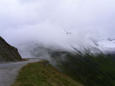 La vue dans la montée du Furkapaß... et le brouillard qui couvre le sommet.
